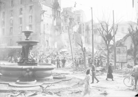 NOI RICOSTRUIREMO. Una foto del 1943 e l'Italia di oggi